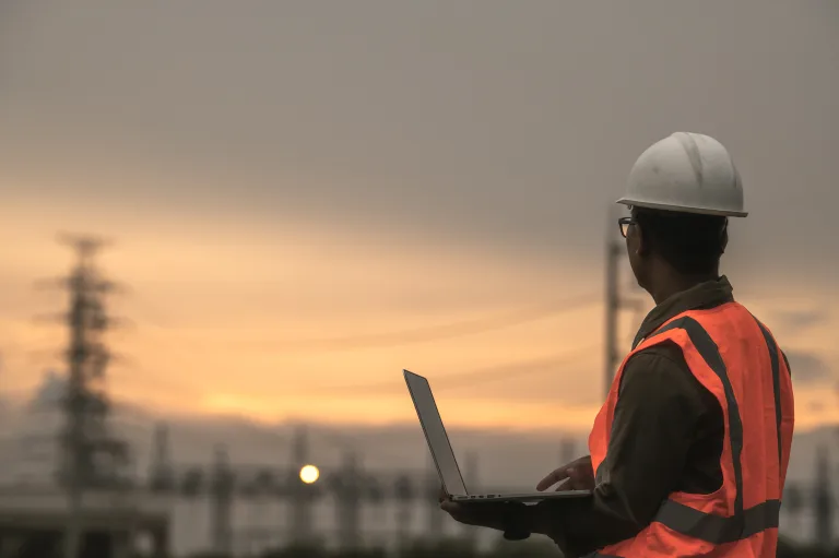 Ingeniero trabajando en una planta de luz